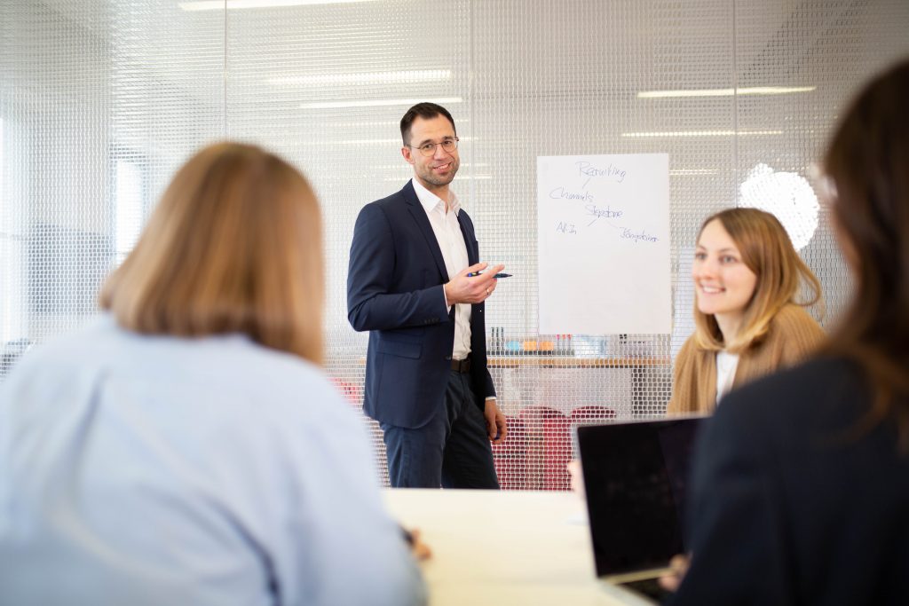 Ein Mann hält einen Workshop im Team.