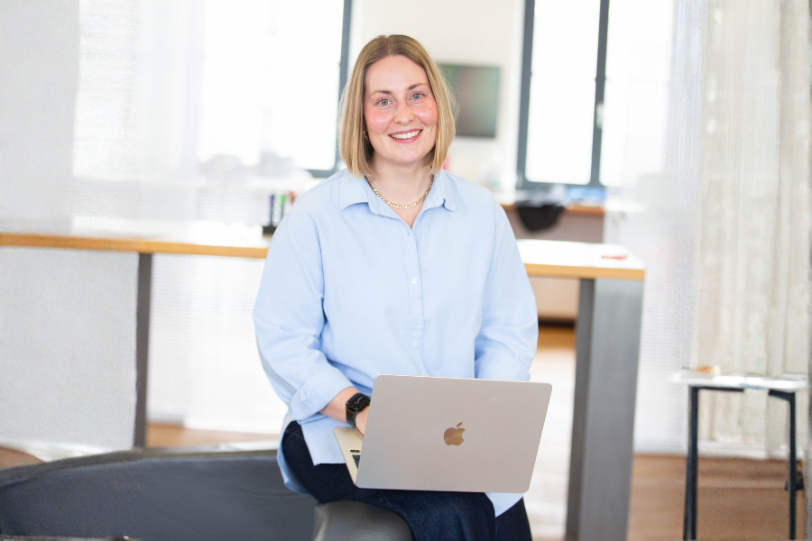Person sitzt mit Laptop auf Couch